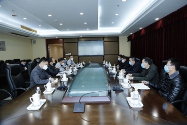 桐鄉(xiāng)市委副書記、市長于會游到巨石指導疫情防控工作