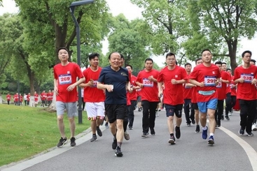 鳳凰湖邊，有一群可愛的奔跑者