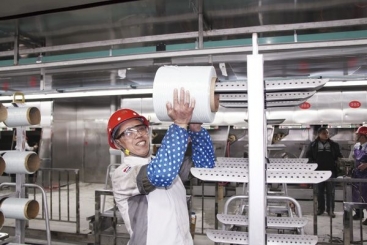 九江二期生產(chǎn)線正式投產(chǎn) 首個滿筒紗團(tuán)19日產(chǎn)出