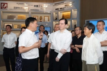 全省全過程人民民主人大基層實踐考察團調(diào)研巨石