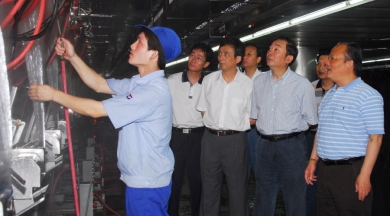 2007年6月，時任嘉興市委書記黃坤明視察巨石總部。黃坤明稱贊巨石是嘉興市的企業(yè)金名片，不愧為嘉興驕傲。