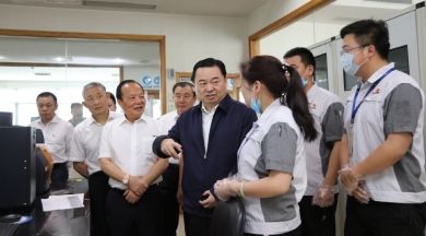 2019年6月，時任國務(wù)院國有資產(chǎn)監(jiān)督管理委員會黨委書記郝鵬視察巨石。稱贊巨石在玻纖行業(yè)里做到了專而大、專而精、專而優(yōu)，是一個成功的典型。希望中國巨石的混合所有制典型經(jīng)驗，能夠在國家新一輪混改實踐中推而廣之，讓更多優(yōu)秀企業(yè)學(xué)習(xí)。