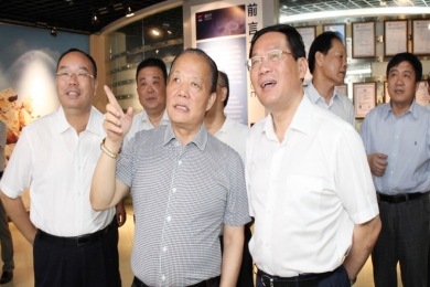 2014年7月，時任浙江省委副書記、省長李強到中國巨石視察。李強稱贊巨石是真正國際化的企業(yè)，鼓勵巨石加大科技創(chuàng)新，做好強鏈、補鏈、延鏈，積極拓展市場，做大做強。